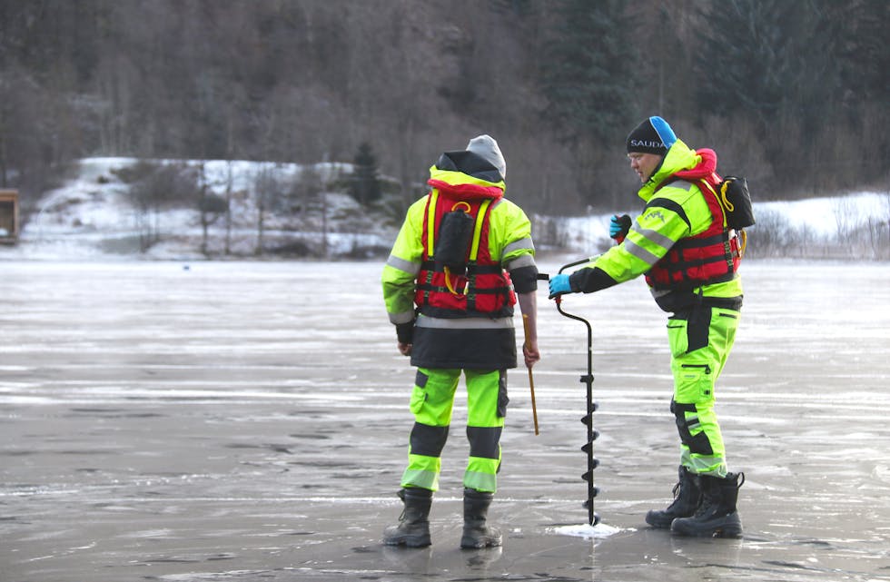 Oppsynsmann John Ola Espevik (til høgre) måler isen på Rødstjødna saman med Ole Henrik Birkeland. Kommunen har tidligare ikkje tatt målingar i andre vatn enn vatna knytt til Andedammen i sentrum. 