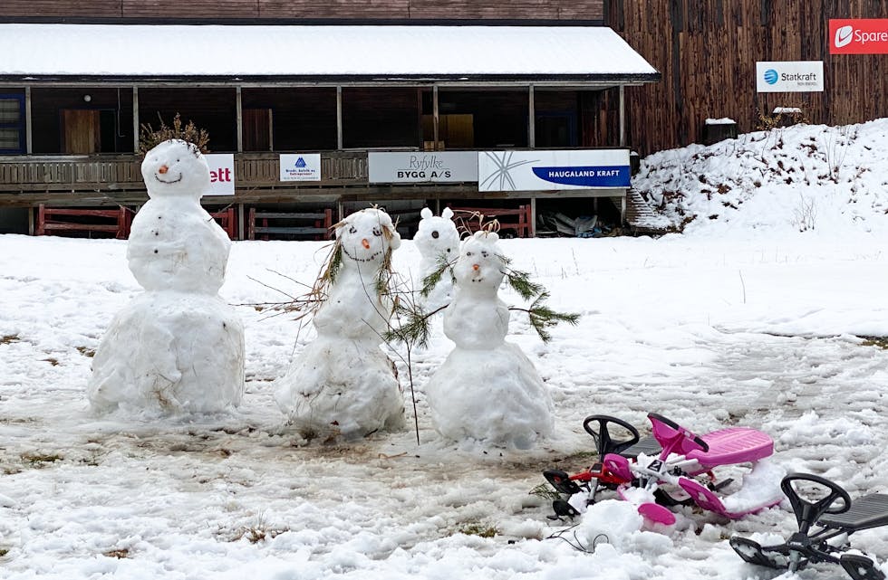 Dei som var tidleg ute fekk sjansen til å bygga snømenn og -damer om formiddagen 2. juledag, før snøen smelta vekk igjen i låglandet. 