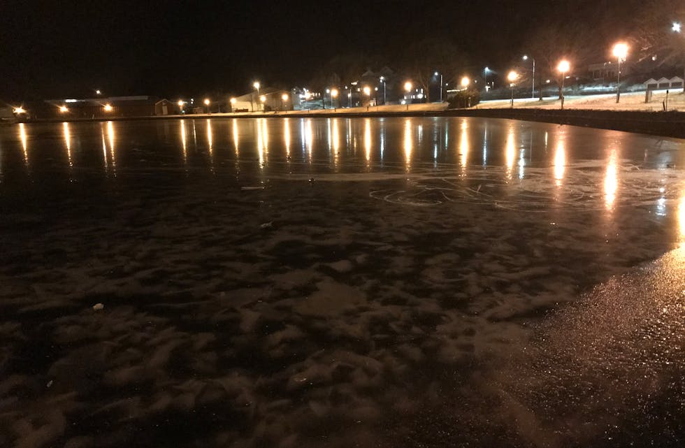 Nødetatane rykka ut til båthamna torsdag kveld, etter melding om at to skøytelys på isen plutseleg forsvann.