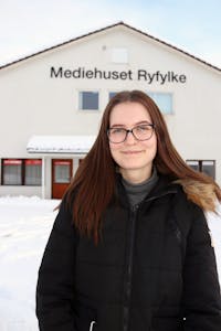 Oda Bjønnes Hanslien (21) trur det er fornuftig å starta journalistpraksisen i ei lokalavis. Utpå våren ventar praksis hos regionavisa Haugesunds Avis. 