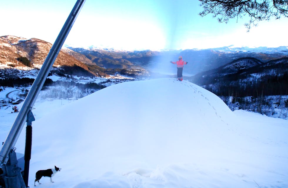 Lars Reidar Fosstveit utnytter kuldeperioden til å produsere store mengder kunstsnø i Sauda Skisenter. Haugen består utelukkande av kunstsnø.