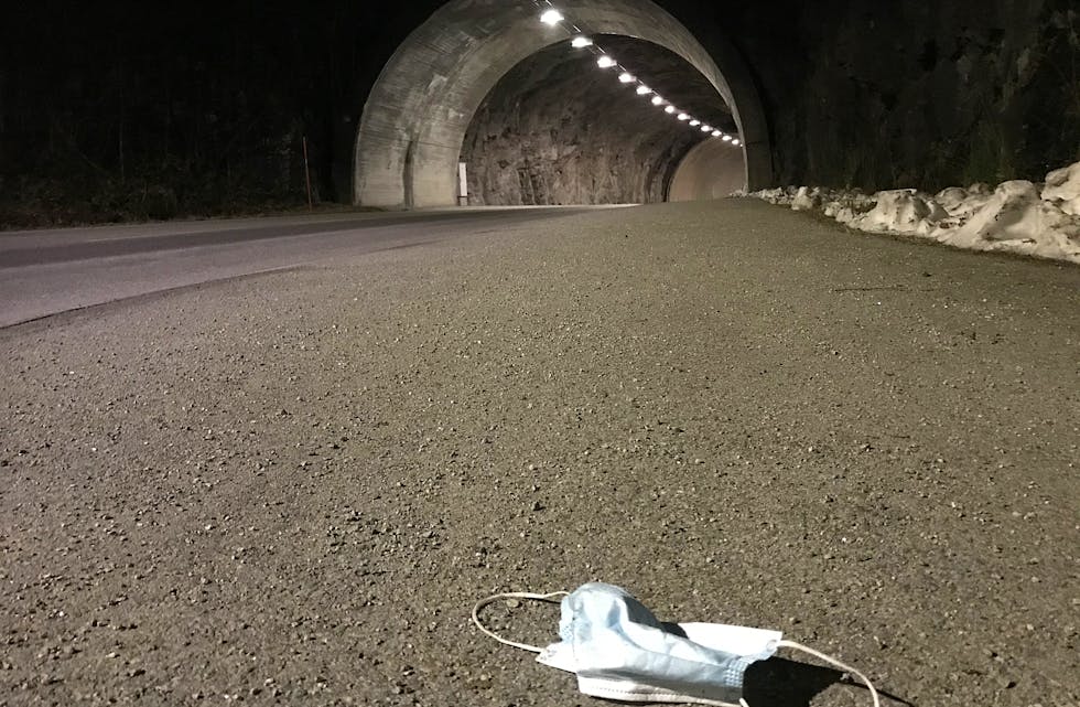 Kommuneoverlege og smittevernlege Knut Omdal ber folk om å fortsatt halda høgt fokus på smittevern, sjølv om det kan vera vanskeleg å motivera seg når Sauda ikkje har hatt eit positivt tilfelle på fleire veker. Onsdag kjem dei første koronavaksinedosane til Sauda og det første vaksinestikket blir sett torsdag. – Det vitnar om at det er lys i enden av tunnelen, meiner Omdal.
