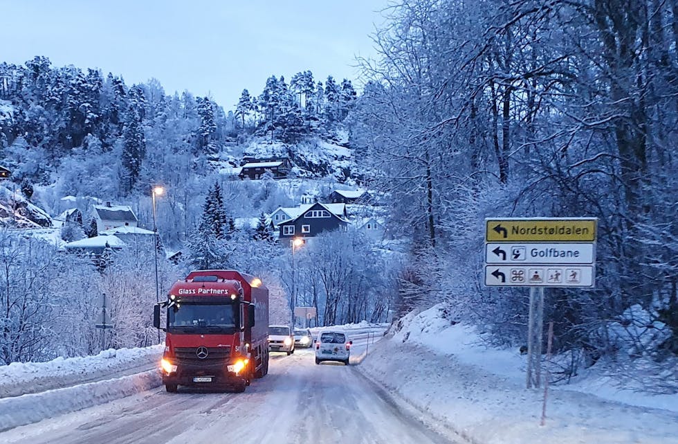 Semitraileren med utanlandske skilt fekk problem på fylkesveg 520, like ved Risvoll skule. Føraren blei bøtelagt og ilagt køyreforbud grunna dårlege dekk. 
