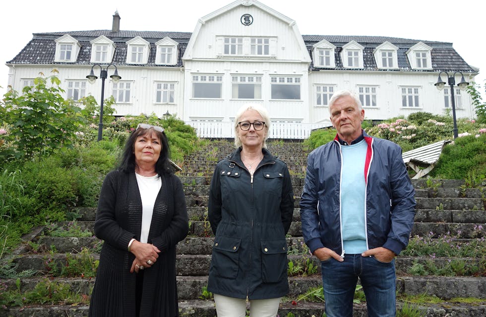 Var det ein oberst som tok sitt eige liv på Sauda Fjordhotell, og som seinare har gått igjen som eit spøkelse? ”Åndenes makt” vore på spøkelsesjakt i Sauda Fjordhotell, der programleiar Tom Strømnæss hadde med seg Lena Ranehag (i midten), som hevdar ho er klarsynt. Hotelldirektør Brit Elise Urheim innrømmer ho var skeptisk i starten.