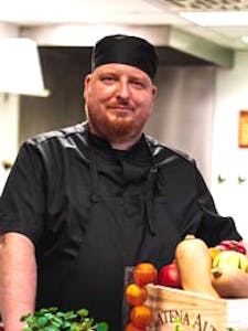 Mike Dähmlow har jobba i snart åtte år som sjefskokk ved Panorama Hotell & Resort på Sotra. Nå blir han kjøkkensjef ved Åbøtunet og skal laga mat til Saudas eldre. 