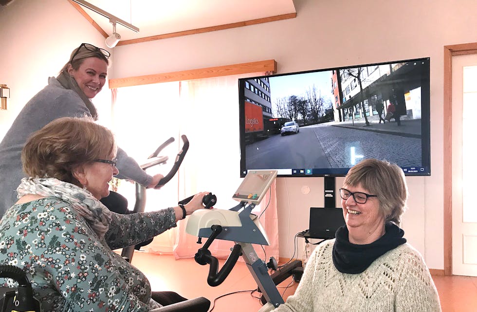 Astrid Helland (75), her saman med sjukepleiar Kathrine Ringstrand (til venstre) og hjelpepleiar Bente Handeland, har så langt testa ut sykkelruta i Stavanger, og gler seg til å kunna sykla virtuelt rundt i Sauda.