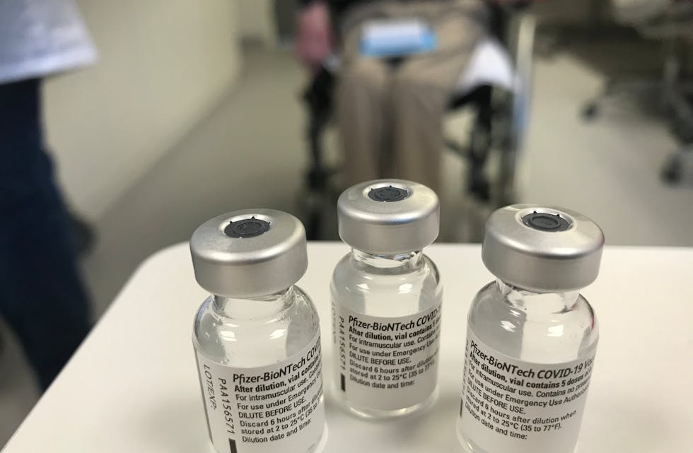 Drygt 200 saudabuar har nå fått si første vaksinedose, 39 blir i løpet av denne veka fullvaksinerte. 