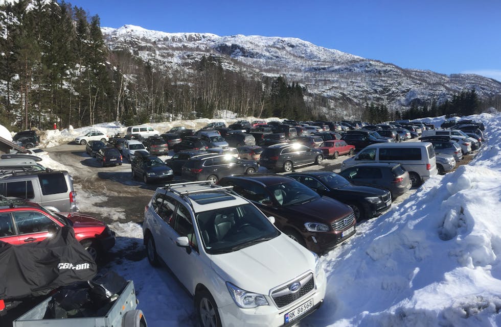 Nip-bakken blir nå brøyta, men alle bilar må stå på parkeringsplassen i Jeskedalen. Bildet er frå påsken i 2018. 
