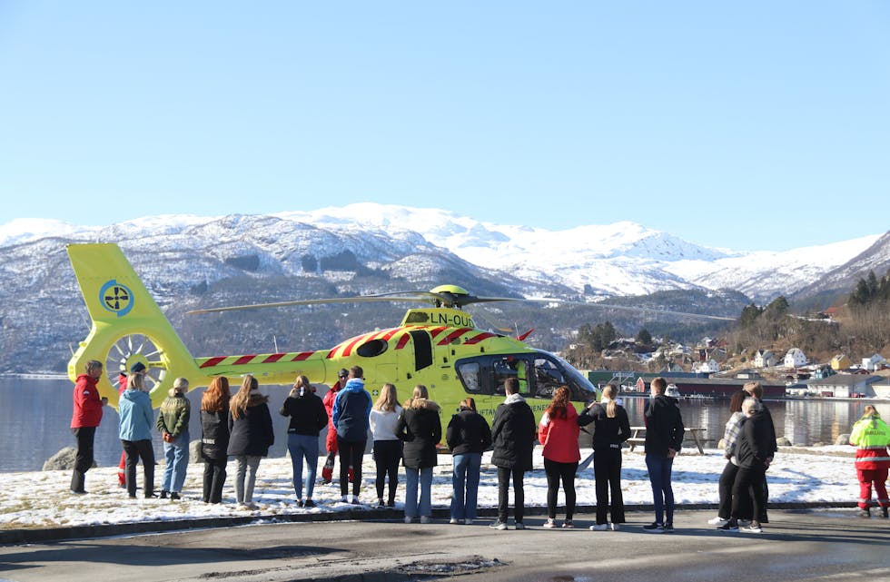 Norsk Luftambulanse tok imot elevane frå ambulanselinja ved Sauda vidaregåande skule, for ein gjennomgang av helikoptertenesta si rolle. 