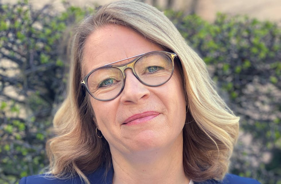 Banksjef ved Sparebanken Vest sitt kontor i Haugesund, Nina Hopsdal, oppfordrar lag og organisasjonar i Sauda til å søke midlar frå både Koronafondet og Ildsjelfondet.