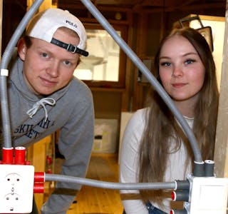 Elektro-elevane  Eirik Espevik (17) og Silje Ørnes Opheim (18) er klare for to og eit halvt år i lære i bedrift. Dei vil ha gode jobbmulegheiter i ein bransje som har stort behov for fagfolk. 