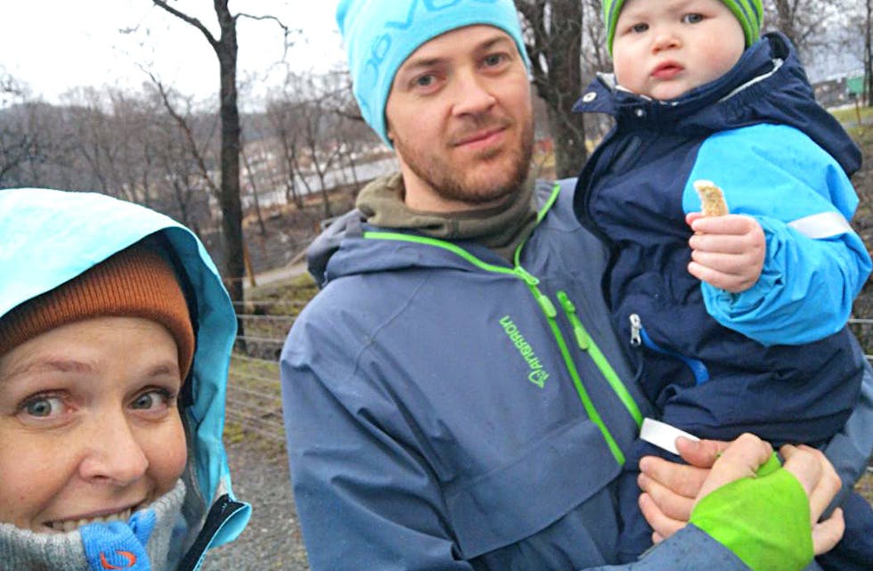 Vegard Bakka Lunde (32) frå Suldal fortel at det eigentleg var litt tilfeldig at han blei saudabu i 2015, men det at han liker seg i Sauda spelte ei rolle. I dag bur han på Rødsmoen saman med sambuar Marianne (38) og sønene Lars (4) og Liam (5 månader, ikkje på bildet).