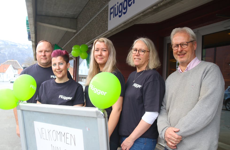 Fredag opna Sauda Faghandel i Rådhusgata. Frå venstre: Eduardas ”Edvard” Marcinkevicius, Carina Hocking, Elina Jensen, Kristin Næss Øye og Truls Petter Rosenvinge.