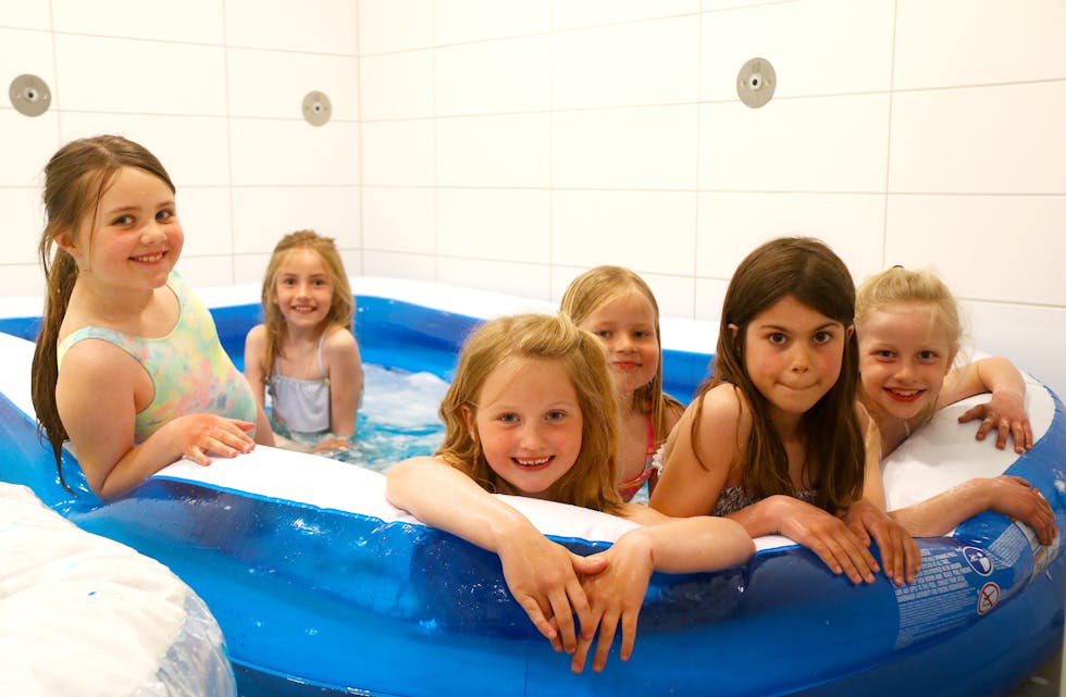 Pernille (frå venstre), Malin, Kamille, Alva, Adriana og Sofie er ikkje vanskelege å be, når bademulegheiten byr seg. 