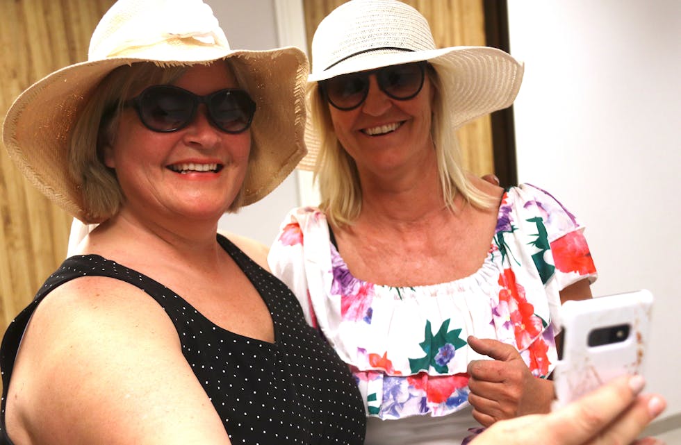 Ein skal vel ta selfie når ein er på ferie, slår Solfrid Birkeland (til venstre) og Ann Kristin Gauthun fast.