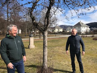 Odd Magne Lønseth (til venstre) er glad for at Sparebankstiftelsen og Sivert Sørnes ser verdien av arbeidet Åbøbyens Venner ønsker å få utført i Åbøbyen. Den tildelte millionen vil bli brukt i Sneath’s Park alt i år.