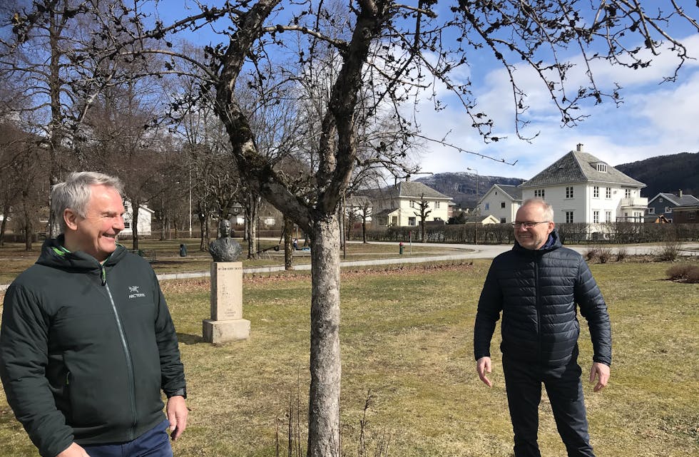 Odd Magne Lønseth (til venstre) er glad for at Sparebankstiftelsen og Sivert Sørnes ser verdien av arbeidet Åbøbyens Venner ønsker å få utført i Åbøbyen. Den tildelte millionen vil bli brukt i Sneath’s Park alt i år.