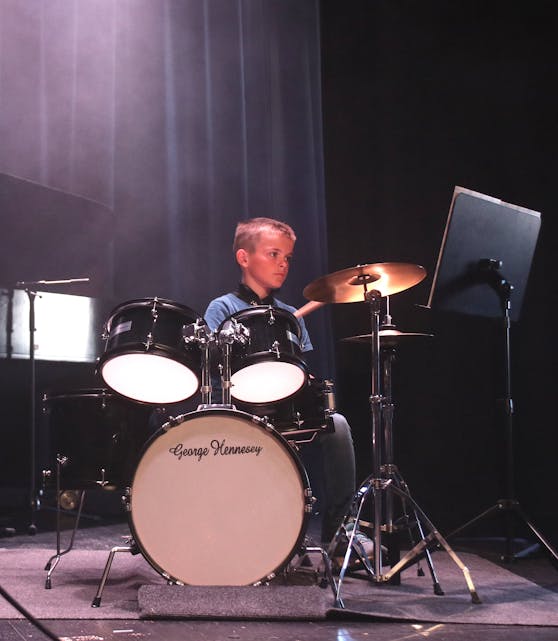 Levi Mjelkestøl slo kraftig frå seg på trommer.