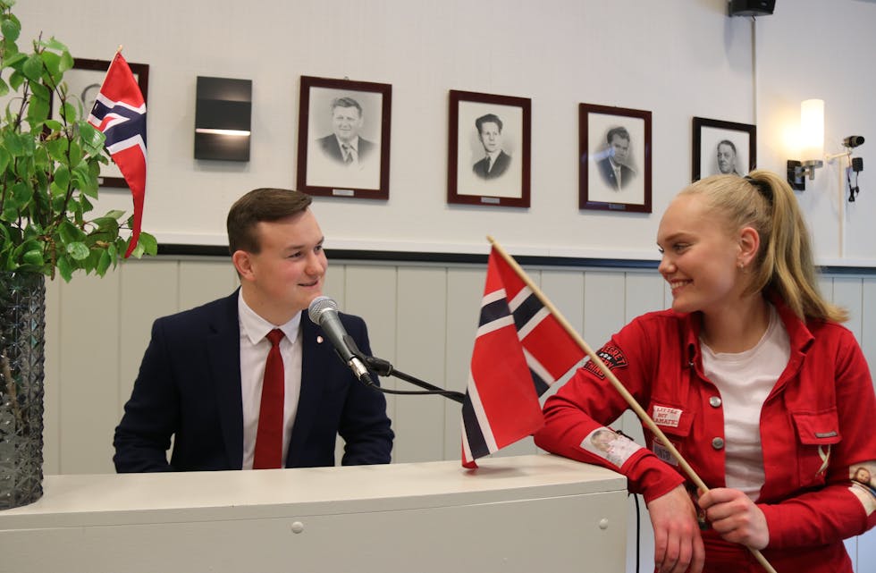 Årets hovudtalar Håvard Handeland (16) og russepresident Hannah Solland (18).