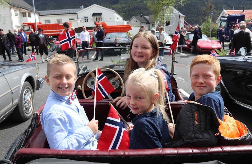 Amund (8), Martine (13), Alma (6) og Iver (11) var superklare for ein jublande kjøretur rundt i Sauda i Gustav Rasmusen sin veteranbil. 