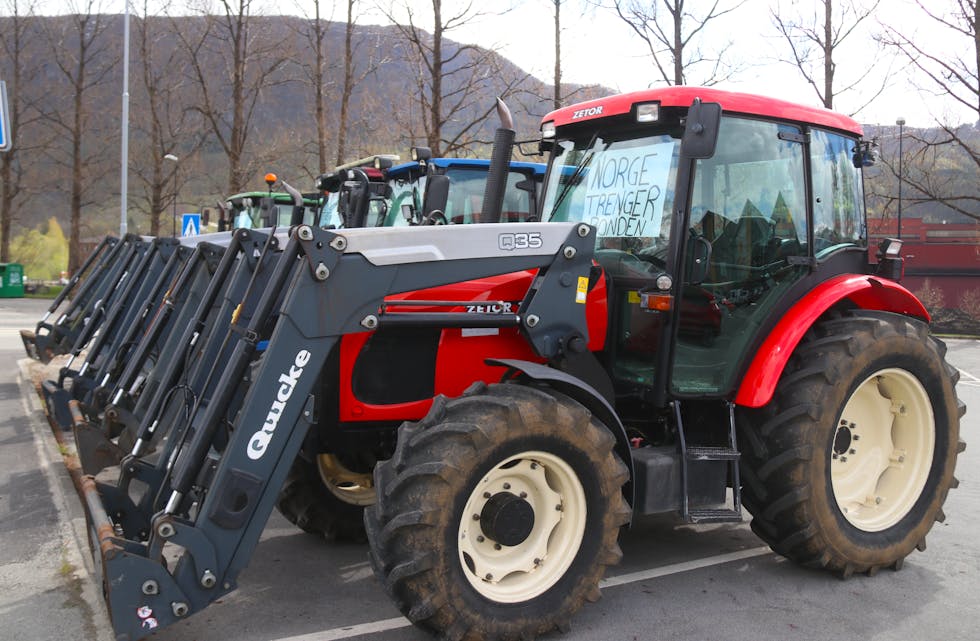 "Norge trenger bonden", var blant plakatane som hang i og på traktorane under saudabønder sin protest mot årets landbruksoppgjer. 