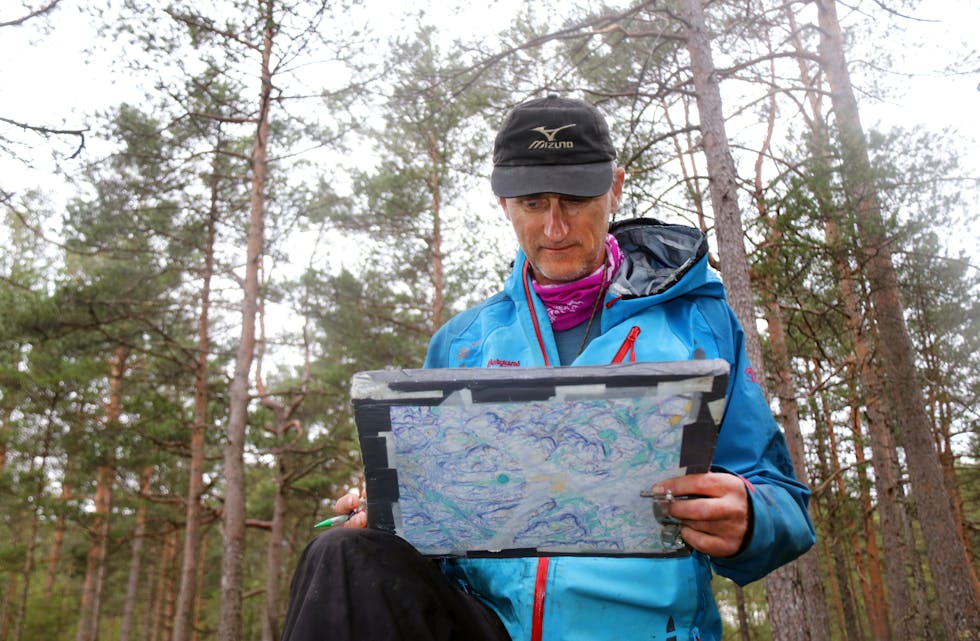 Få kjenner skogane i Sauda og Suldal betre enn notoddingen Anders Fossøy. Han har saumfart kvart område og teikna alle hindringar og element inn i fleire orienteringskart.