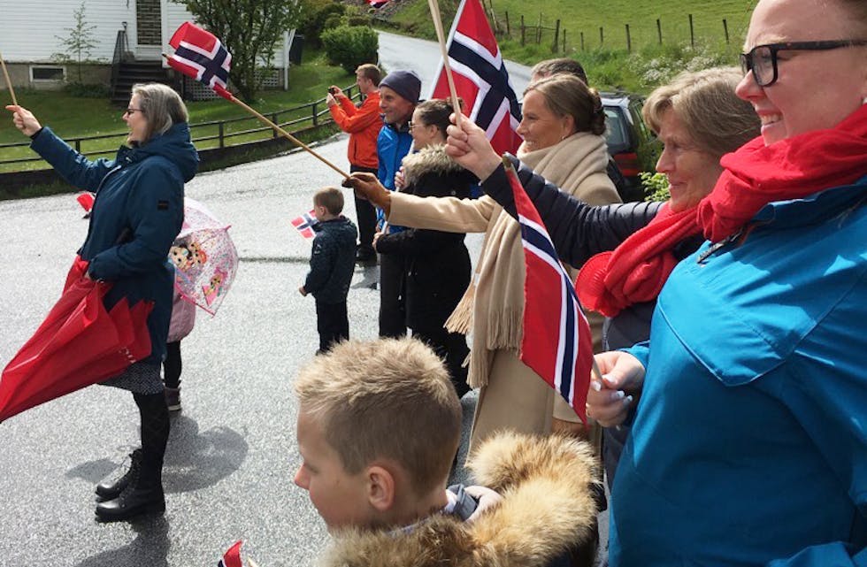 Regjeringa vil at alle i heile Norge skal synga nasjonalsongen på likt, klokka 12.00, på nasjonaldagen. Bildet er frå Fløgstadvegen i fjor, då kjøretøykortesjen passerte. 