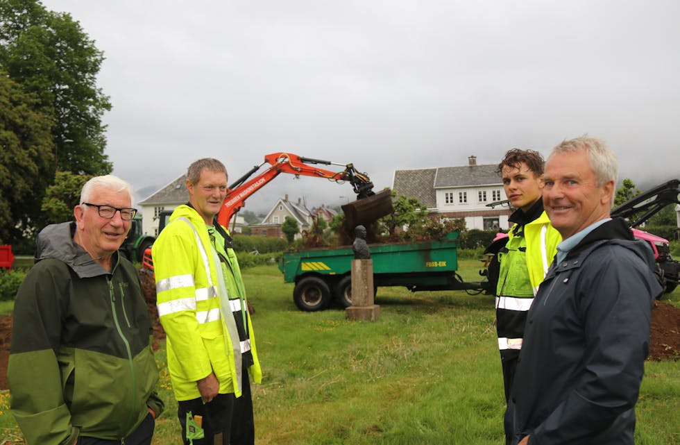 Fredag kunne Lofthus Maskin starta opp arbeidet med å riva opp gamle buskar og tre i Sneath’s park i Åbøbyen. Frå venstre: Jan Ringstrand, Karl Gustav Lofthus, Ulrik Nilsen og Odd Magne Lønseth. I gravemaskinen bak sit Kai Årthun, medan Stian Frette Gil sit i traktoren. Foto: Ingvil Bakka.