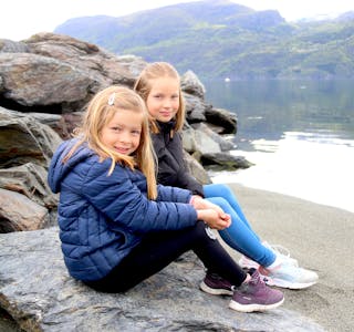 Søstrene Emilie (9) og Eleah (6) sendte ut flaskeposten i vinterferien, og etter få veker kom svaret, heilt frå Danmark. 