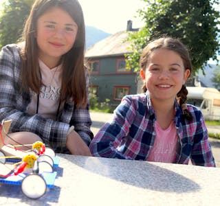 Lotte Selfors Espevik (11) og Valentina H. Guindani (9) er ute for å gjere den første testen av sine eigenproduserte solcellebilar. 