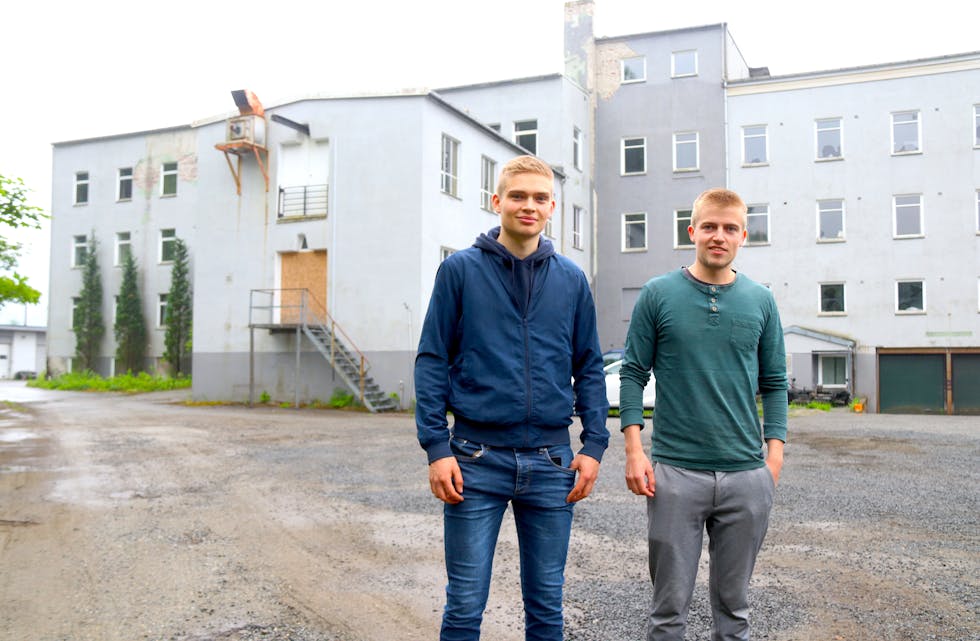 Trass i ung alder og travle studiar, tar no brørne Ragnvald ( til venstre) og Reidar Selvik fatt på sitt tredje eigedomsprosjekt, nemleg den gamle yrkesskulen i Saudasjøen.