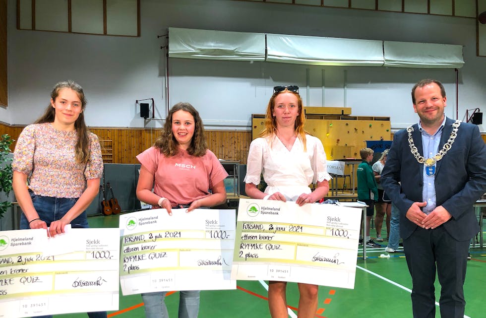 et blei andreplass og gåvesjekker på 1000 kroner til elevane Ingrid Fatnes (frå venstre), Ane Schibevaag Søndenå og Matilde Mikkeline Aartun. Ordførar Asbjørn Birkeland var meir enn imponert.