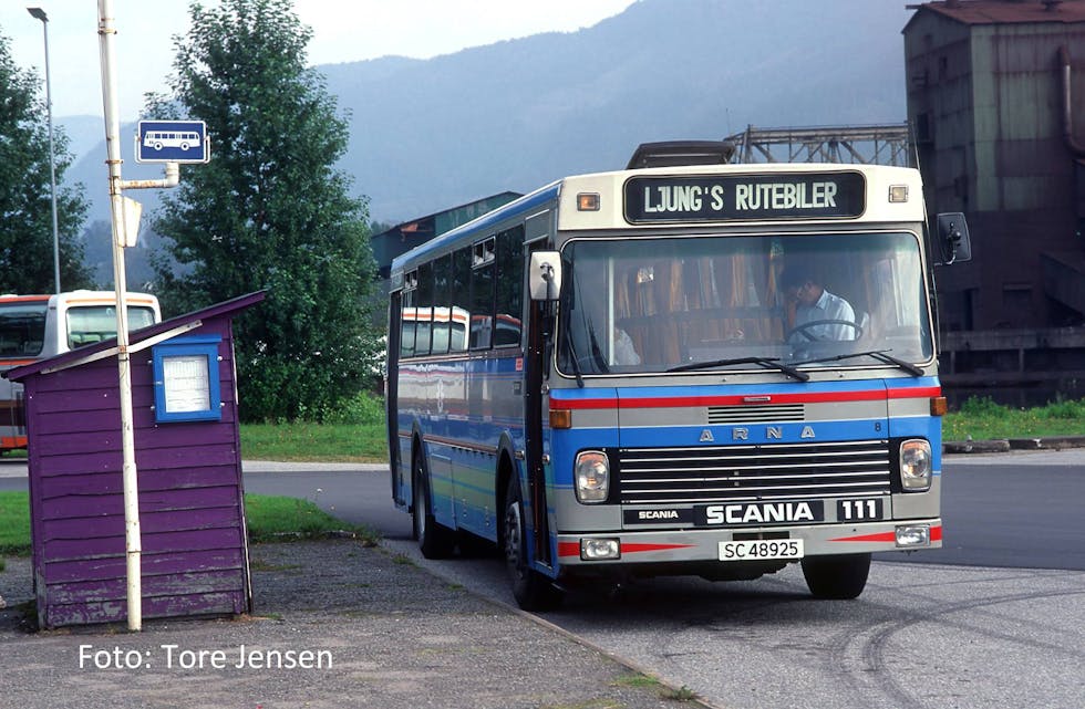 Ein Scania som blei levert til Ljungs Rutebiler i 1981. Bildet er tatt rundt 1990.