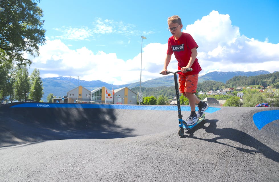 Sigurd Røssland Garstad prøvekøyrer Saudas nye pumptrack, og han slår fast at han kjem til å nytte seg av tilbodet ofte.