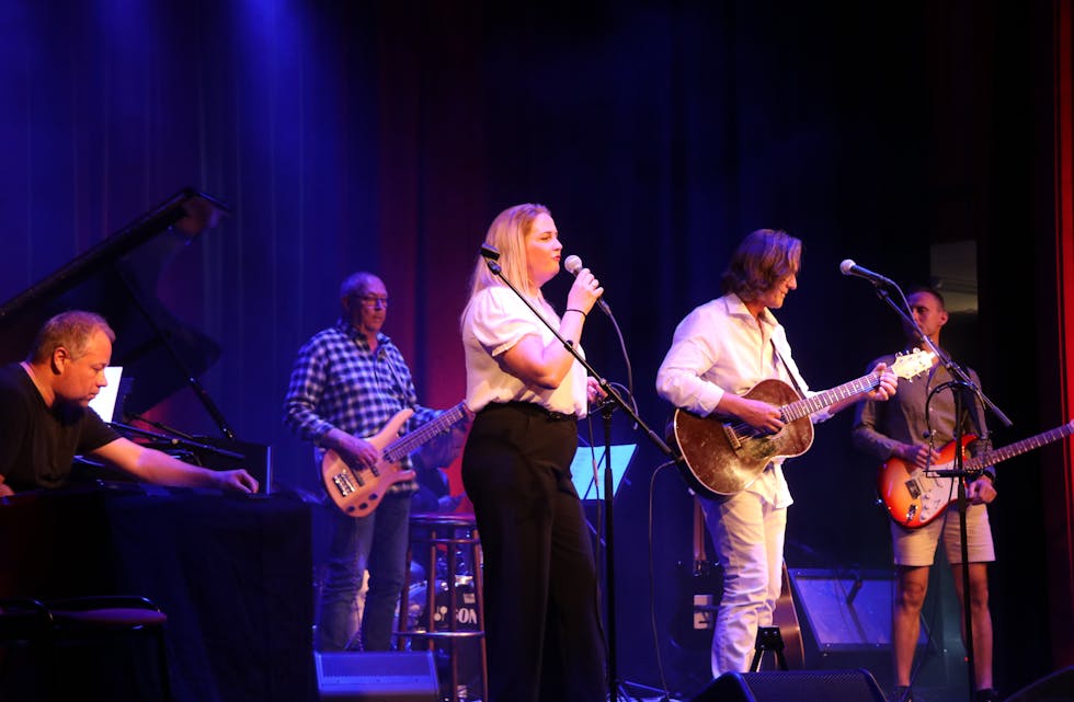Saudasvaggane opna konserten med fleire «Nilsemann»-låtar saman med Ingrid R. Hagesæther. Frå venstre: Magnar Birkeland, Oddwar Wiersen, Sindre Nordengen, Nils Kristen Herheim og Odd Erik Egge.