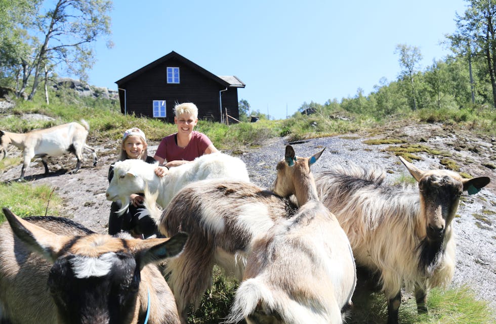 Stina Fosen og dottera Ida synest livet som geitebudeier på Litlastølen er godt.