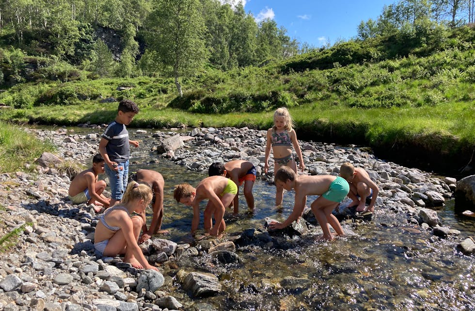 Fint og varmt vêr gjorde at det var lite vatn i Tengdalselva. Likevel var det tydeleg mykje artig å finna på i vatnet.