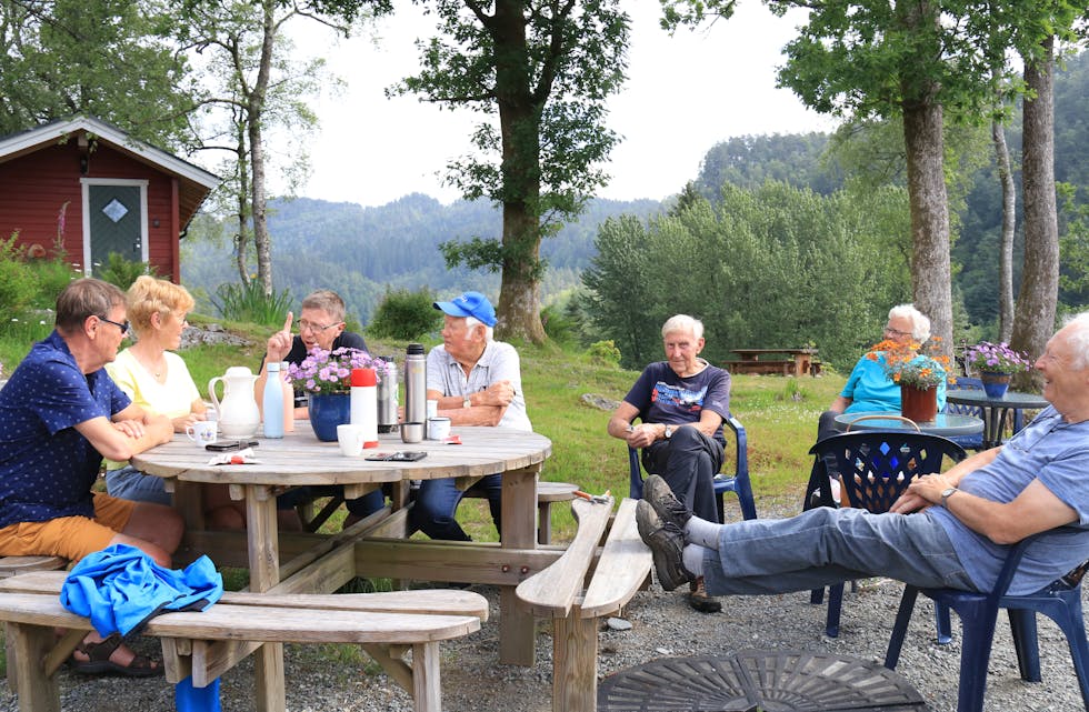 Det er onsdag og dugnadsdag på Tinghaug. Men først litt kaffi, drøs og besøk frå lokalvisa. Frå venstre sit Tor Ove Valskår, Liv Storesund Valskår, Inge Mikal Nødland, Helge Valskår, Johannes Bakka, Liv Skogerbø og Arne Skogerbø.