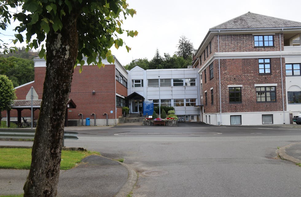 Ifølge rådmannen blei Sauda kommune først varsla om koronamistanken laurdagen, dagen etter at Shoresh Zainy og sonen kom heim til resten av familien.
