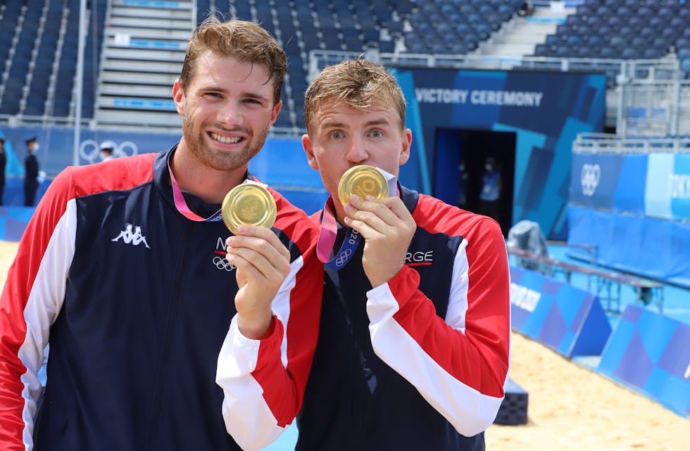 Anders Mol (til venstre) og Christian Sørum har vore ranka som verdens beste sandvolleyballpar sidan august 2018. Laurdag tok dei OL-gull.