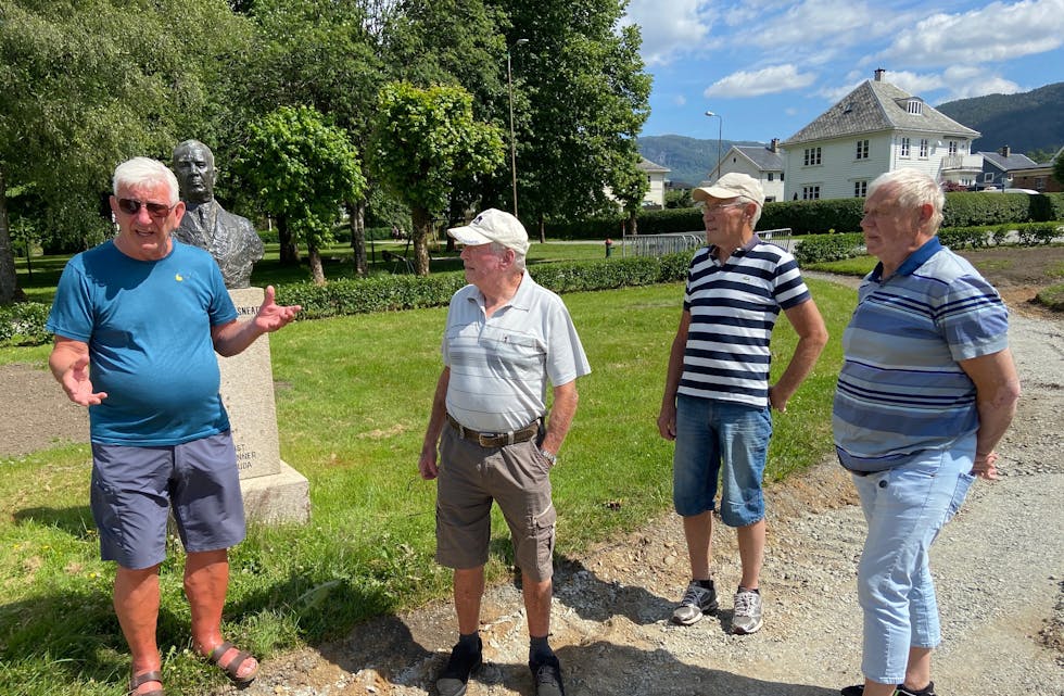 Jan Ringstrand i kjent stil med Arnvid Brustveit, John Dahl-Olsen og Reidar Nesheim som tilhøyrarar.