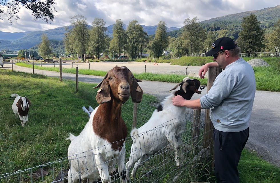 På tomta i bakgrunnen ønsker Andedammens venner, her ved Nils Jarle Sandanger, å bygge minigolfanlegg.