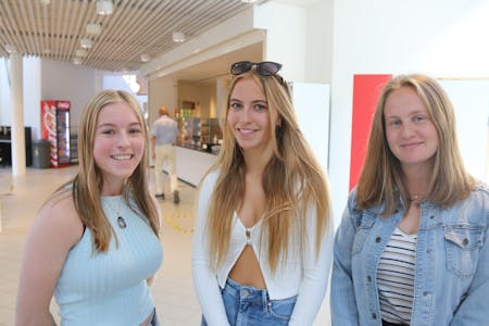 17-åringane Lilly Birkeland, Tuva Lien og Åshild H. Hindenes er klare for å få sin etterlengta koronavaksine.