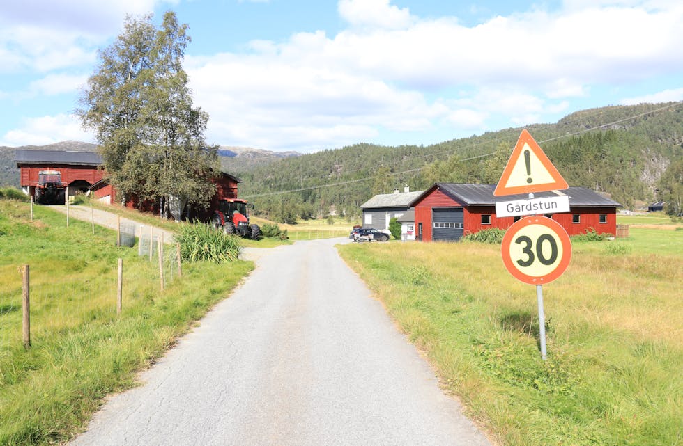 Vegen over Fiveland går tvers gjennom det eine gardstunet. Vegen vil få markert auke i trafikken dei neste åra på grunn av hyttebygging og restaureringsarbeid av damanlegg lenger opp i dalen.