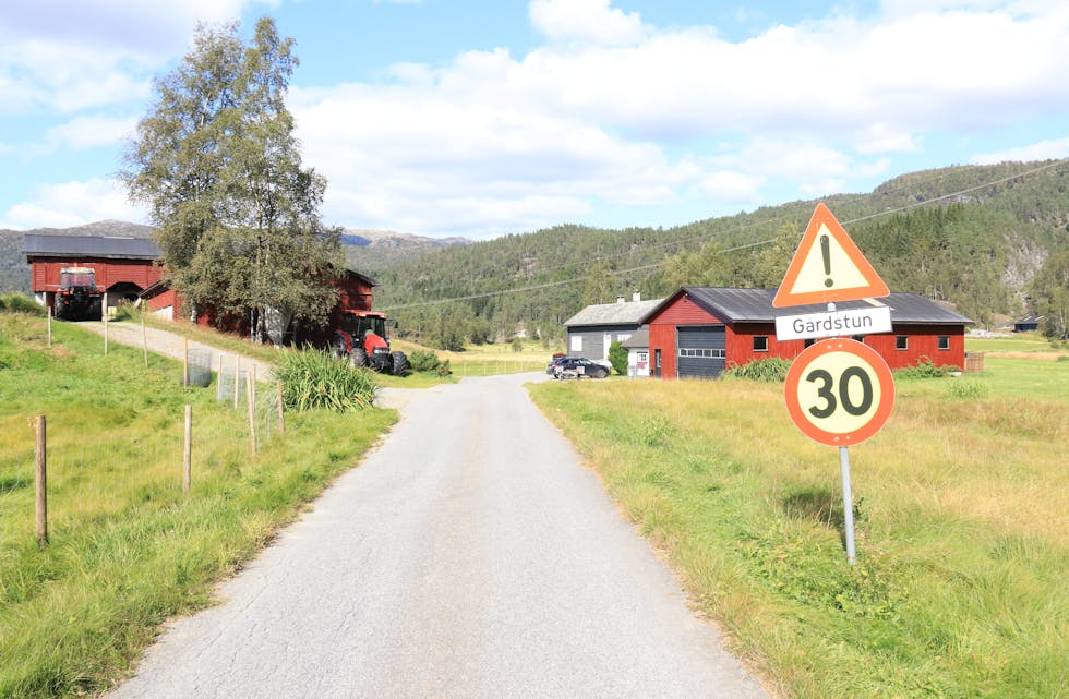 Vegen over Fiveland går tvers gjennom det eine gardstunet. Vegen vil få markert auke i trafikken dei neste åra på grunn av hyttebygging og restaureringsarbeid av damanlegg lenger opp i dalen. 