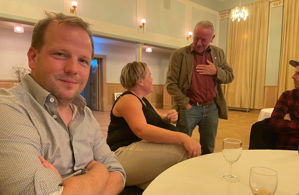 Asbjørn Birkeland (Sp) er glad for partiets framgang, her under valvaken på Sauda Klubb. Hallgeir Amdal (Ap) og Siv Hege Lund (Ap) diskuterer valresultata i bakgrunnen.