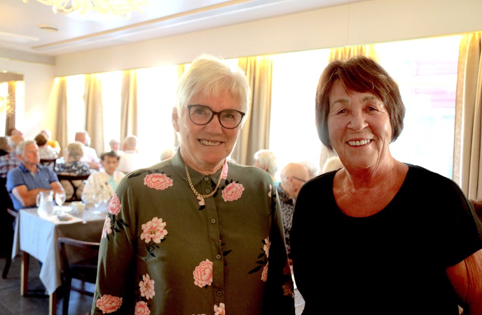 Kasserar i pensjonistforeininga, Aud Rikka Øverland (til venstre) og pensjonist og medlem i Eldrerådet, Eva Abelsen var blant dei omlag 40 pensjonistane som koste seg med gratis middag, prat og kos på tysdag.