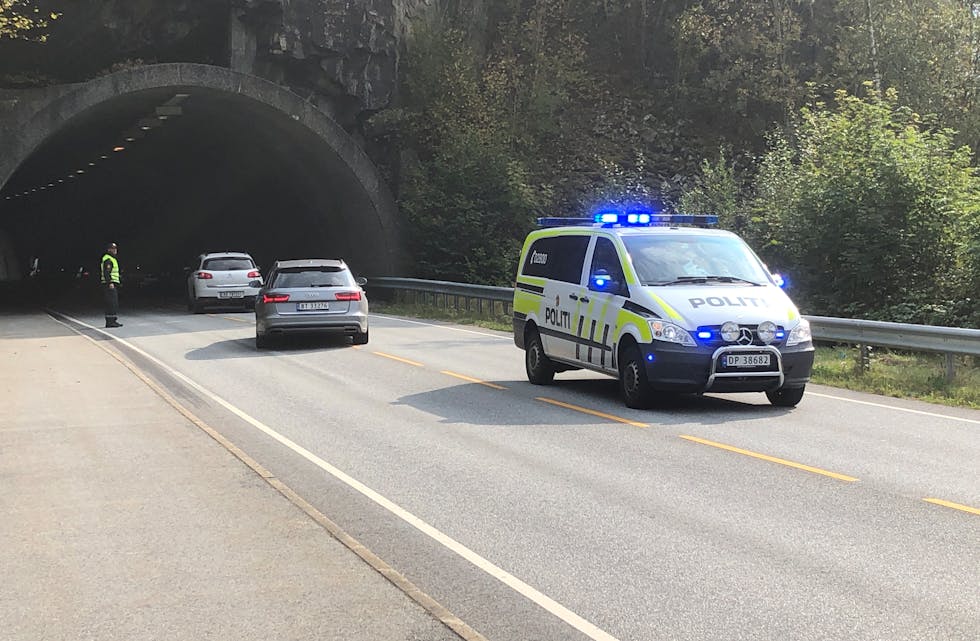 Det er mykje trafikk ved Nestunnelen, nå fredag klokka 13. Politiet dirigerer trafikken gjennom tunnelen. 
