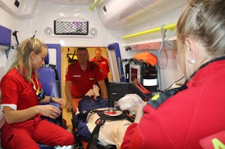Hjartekompresjonsmaskinen er spesielt viktig i bruk når ambulansen må frakta ein hjartepasient til sjukehus. Frå venstre: Maiken Frette Birkeland, Knut Morten Ask, Ola Breivik og Hege Hølland. 