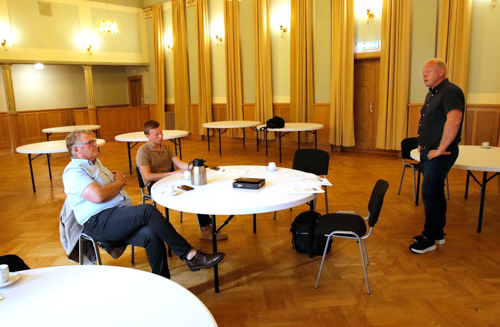 KrF-politikarane Hans Fredrik Grøvann (til venstre) og Hadle Rasmus Bjuland blei orientert om Saudatunnelen av Harald Halvorsen Løland under sitt saudabesøk tysdag.